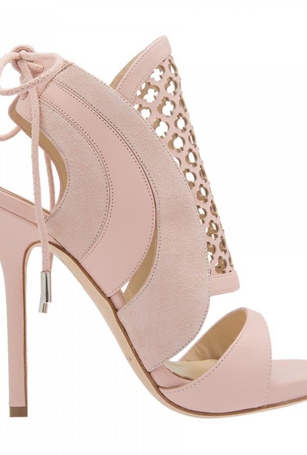 سارة اليحيى تصمّم الأحذية العصرية بألوان البيج مع زخرفات الشبك