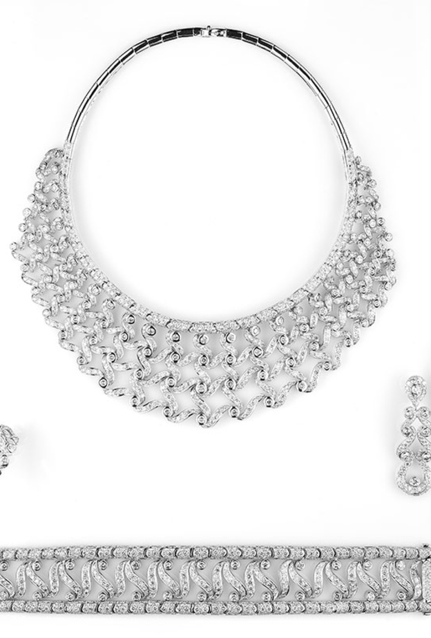 يتجسد انسجام الزوجين ببراعة في الأطقم التي تتألف من قلادة وسوار وقرطا أذن وخاتم