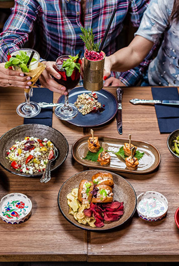 التقِ بأصدقائك لتودّع الإجهاد الذي تعانيه في أيّام الأسبوع من دون أن تجهد محفظتك