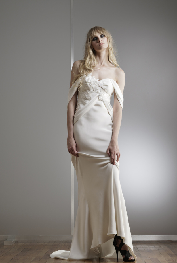 فستان زفاف مفتوح حتى الركبة