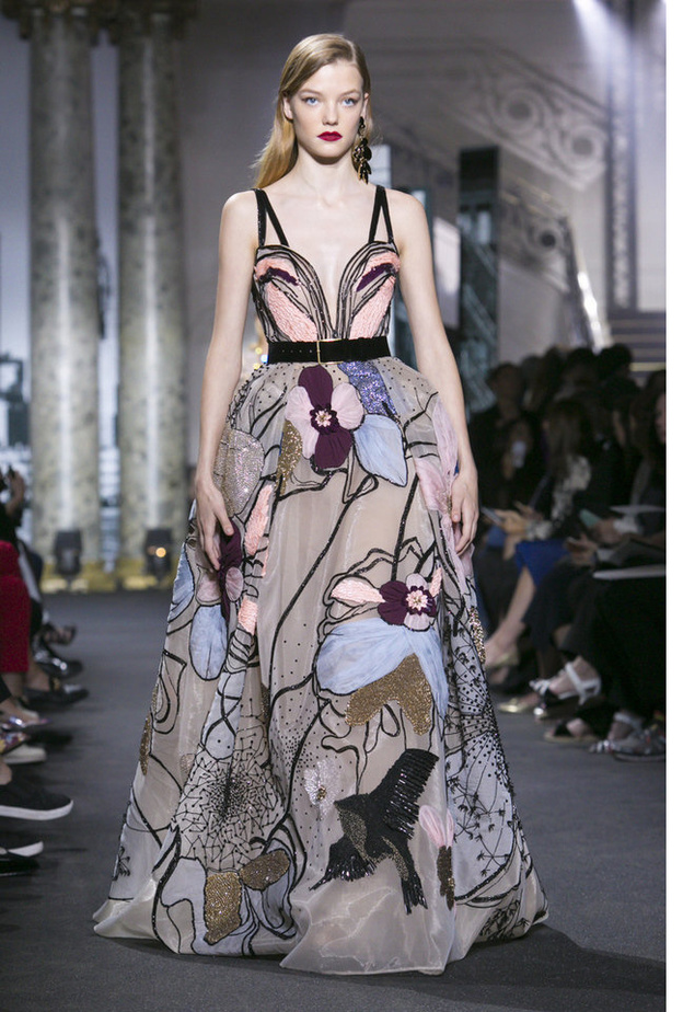 فستان مزين باللون الاحمر كلون الياقوت من ايلي صعب