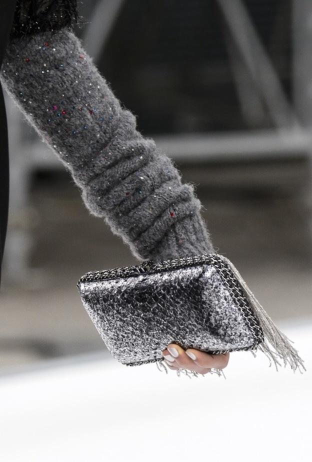 حقائب كلتش بألوان معدنية بتوقيع فرساتشي Versace