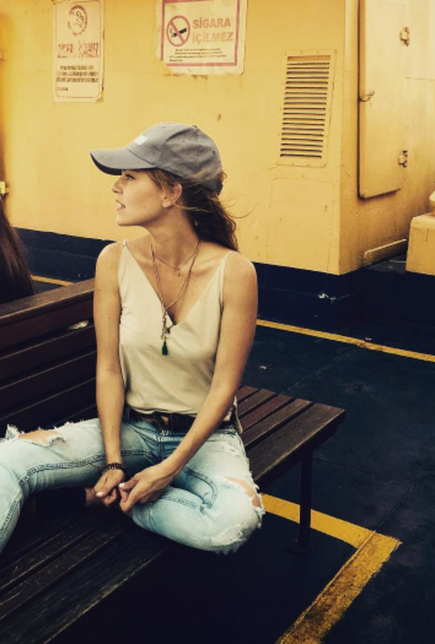 أسيل بإطلالة كاجوال وراقية