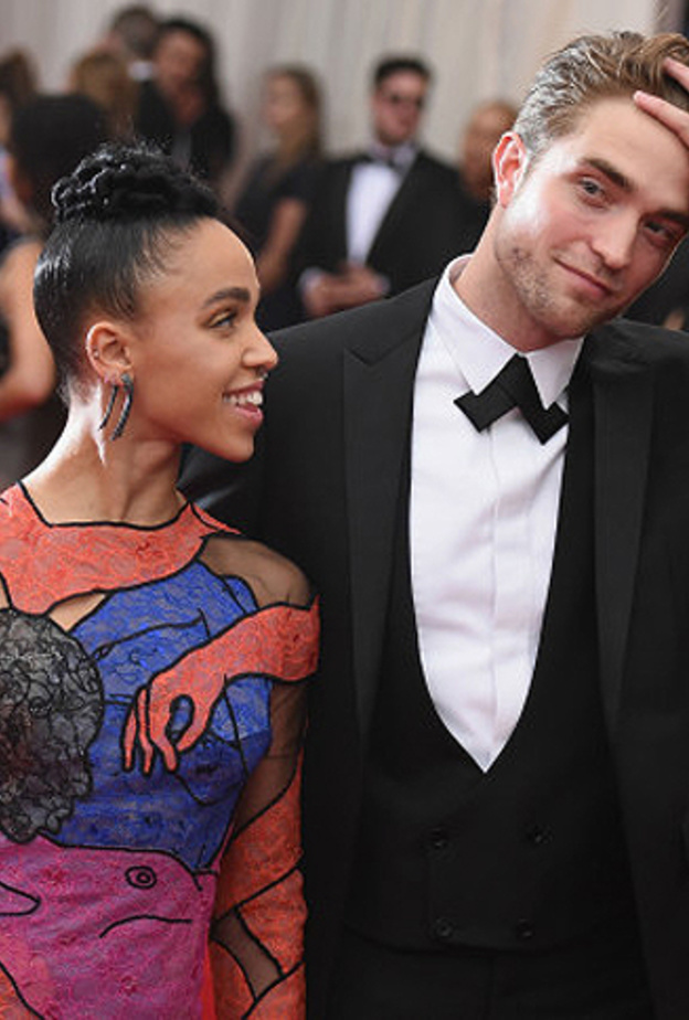 باتينسون ظهر مع تويجز في مهرجان كان