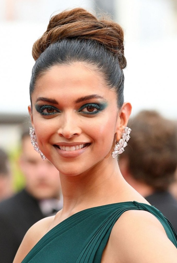 ديبيكا بادكون متألقة بمجوهرات ياقوت أحمر