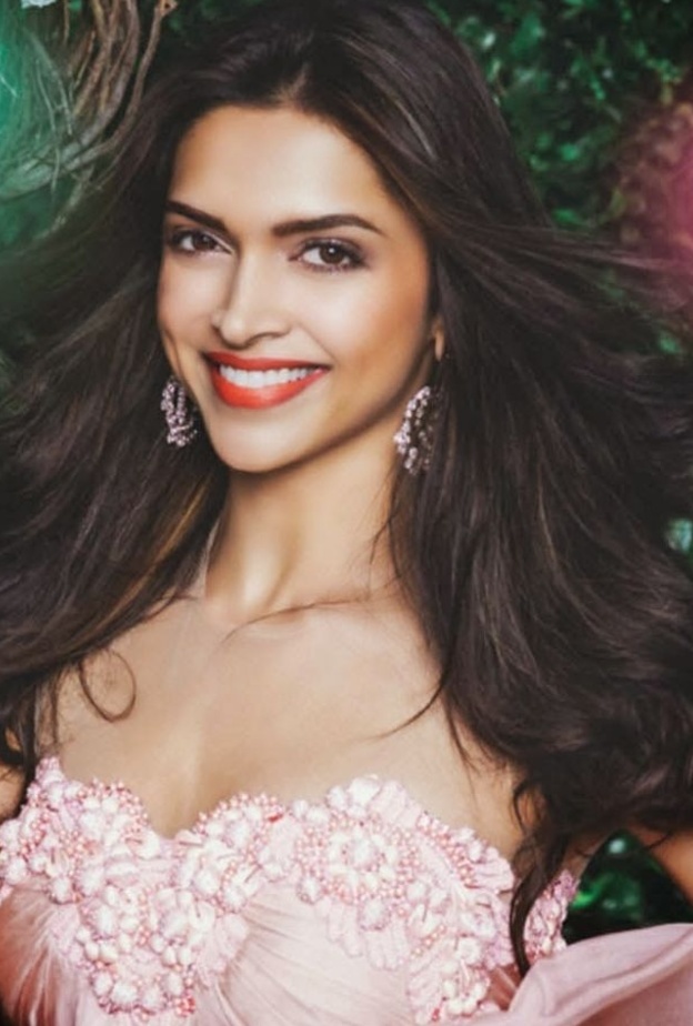 ديبيكا بادوكون تمثل رويال باريس للمرة الأولى