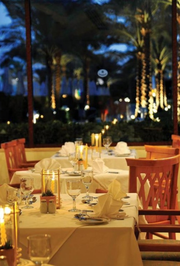 كمل بار مطعم وبار رائع آخر في خليج نعمة