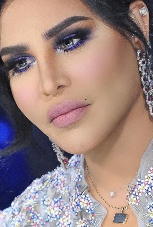 أحلام بالأقراط الطويلة