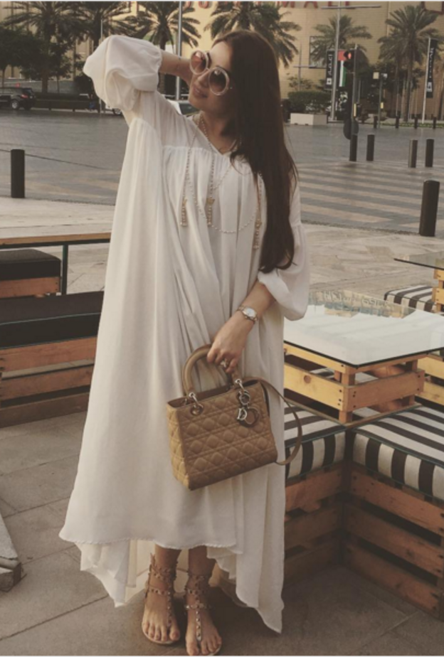 فستان من الدانتيل باللونين الأسود والأبيض اختارته رؤى الصبان