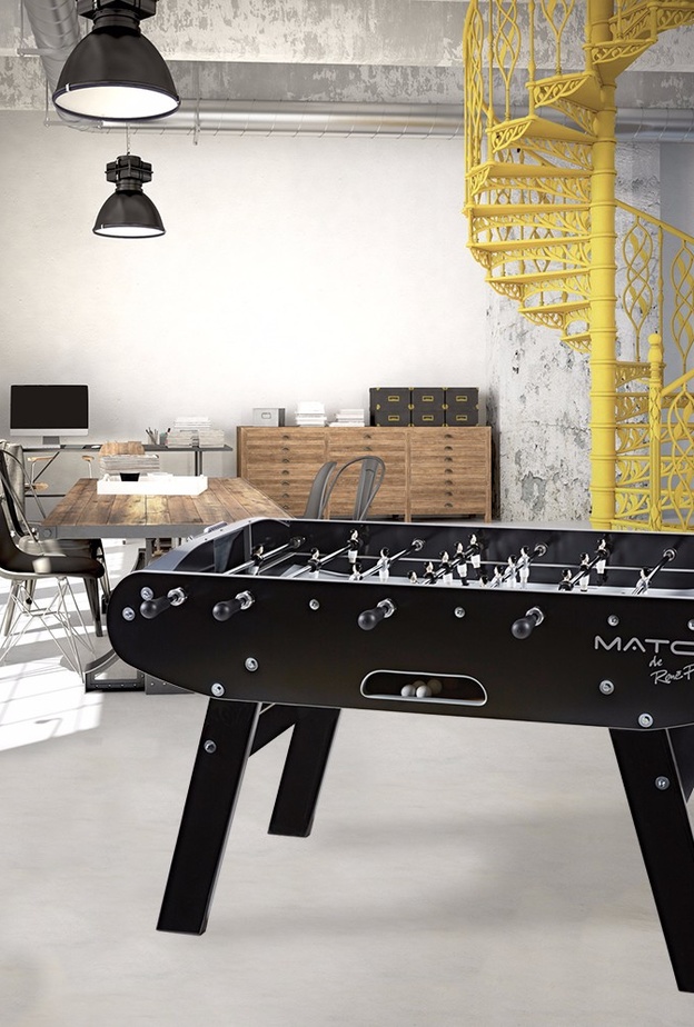 غرفة جلوس بجمالية و غموض اللون الأسود