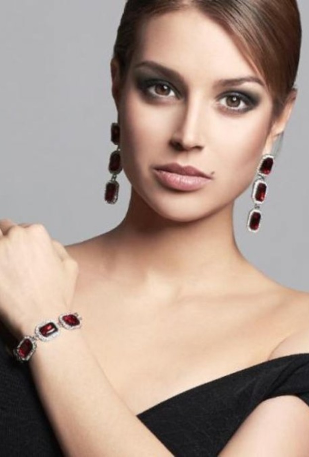 مجوهرات باللون الاحمر