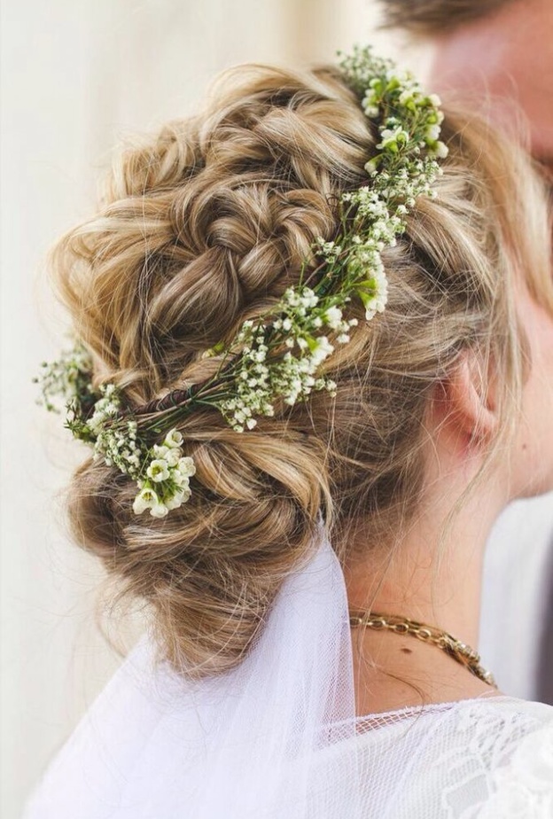 التيجان المزينة بالزمرد لطلة ملكية.