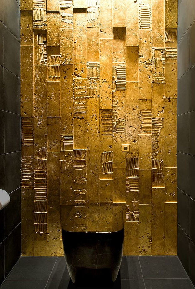 ديكورات باللون الذهبي تنسجم مع الأسود و تبرز جماله