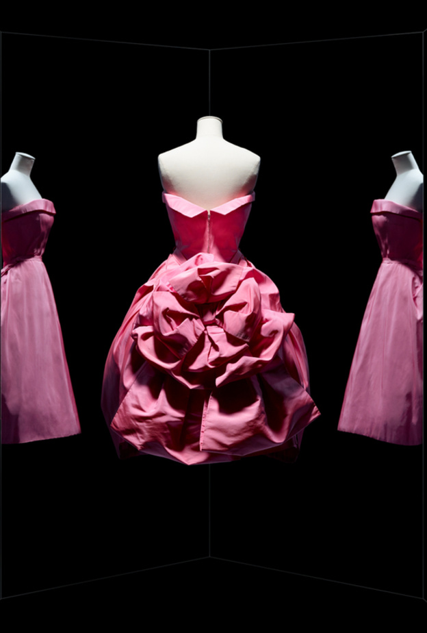 فساتين سهرة وغيرها من التصاميم الابداعية موجودة في معرض ديور في باريس