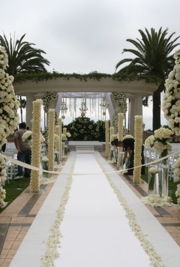 مدخل حفل زفاف بديكور مميز.