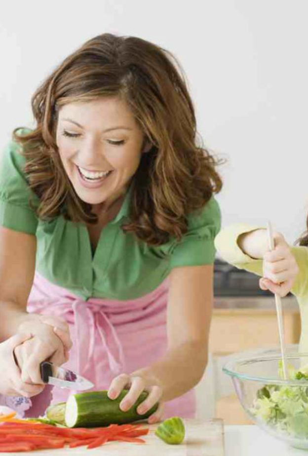 المشاركة بتحضير الطعام يشجع الأطفال على الأكل الصحي 