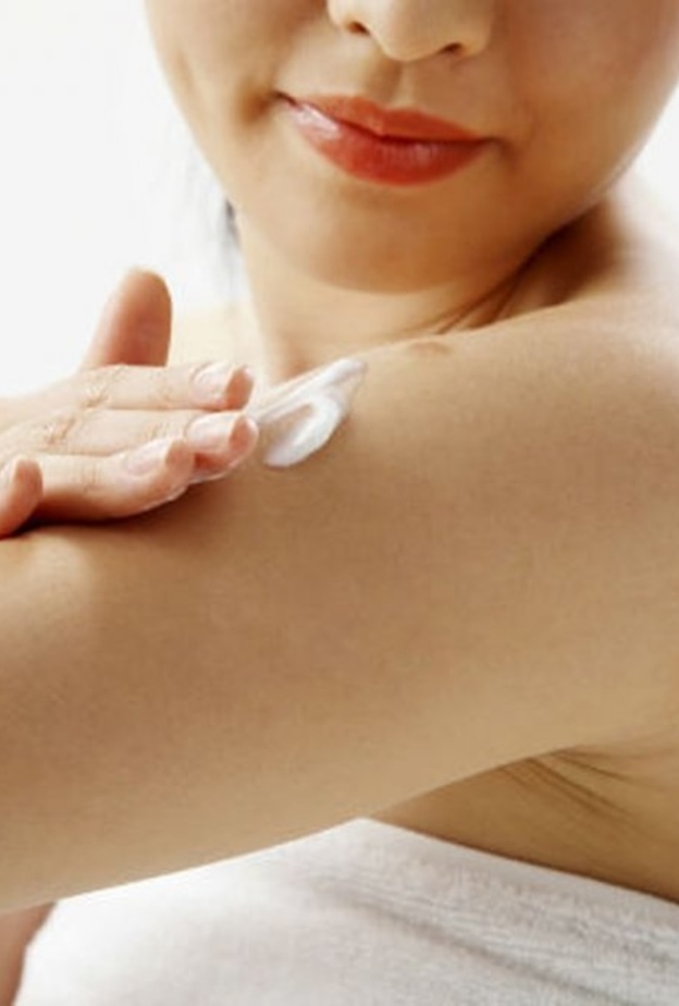 قومي بترطيب جسمك بعد استخدام كريم التقشير