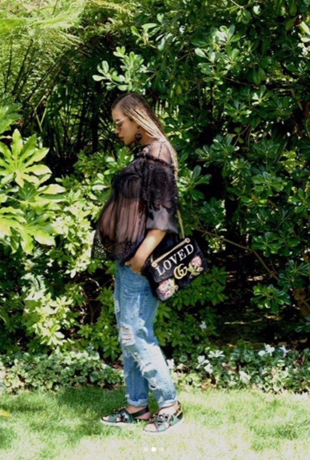 بيونسيه بتوب شفاف وجريء