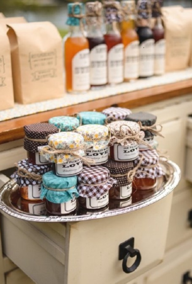 قومي بتوزيع المرطبانات و زجاجات العصائر الطبيعية داخل خزانات قديمة و معتقة