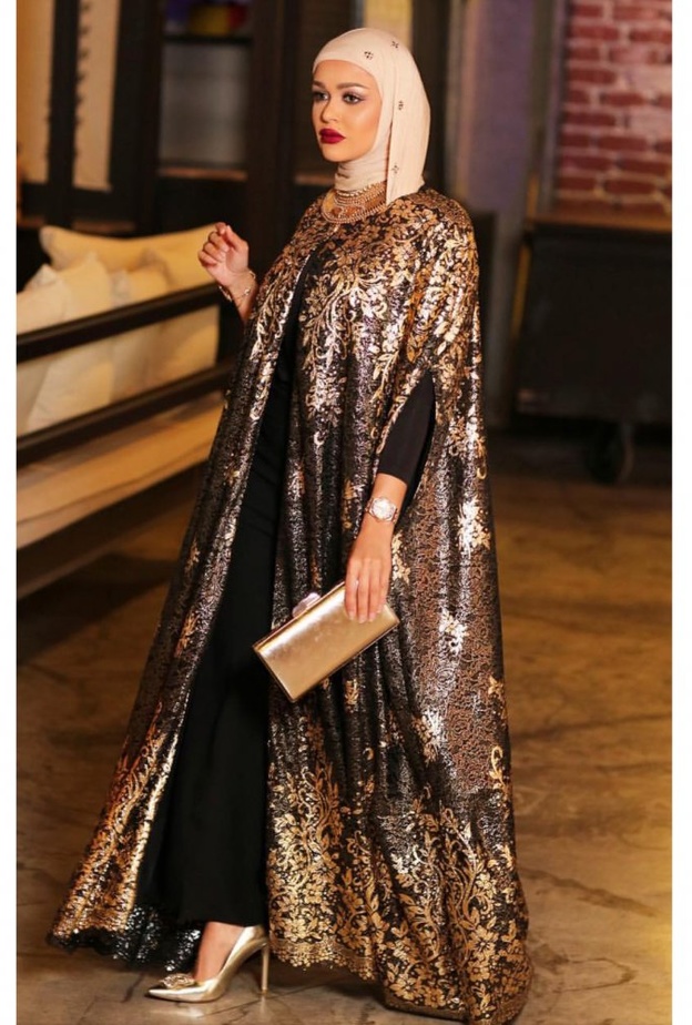 مرمر لا تتخلى عن ارتداء عيايات صيفية فاتحة