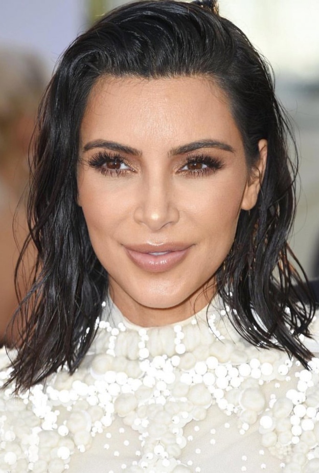 مكياج برونزي واحمر شفاه طبيعي مع كيم كارداشيان