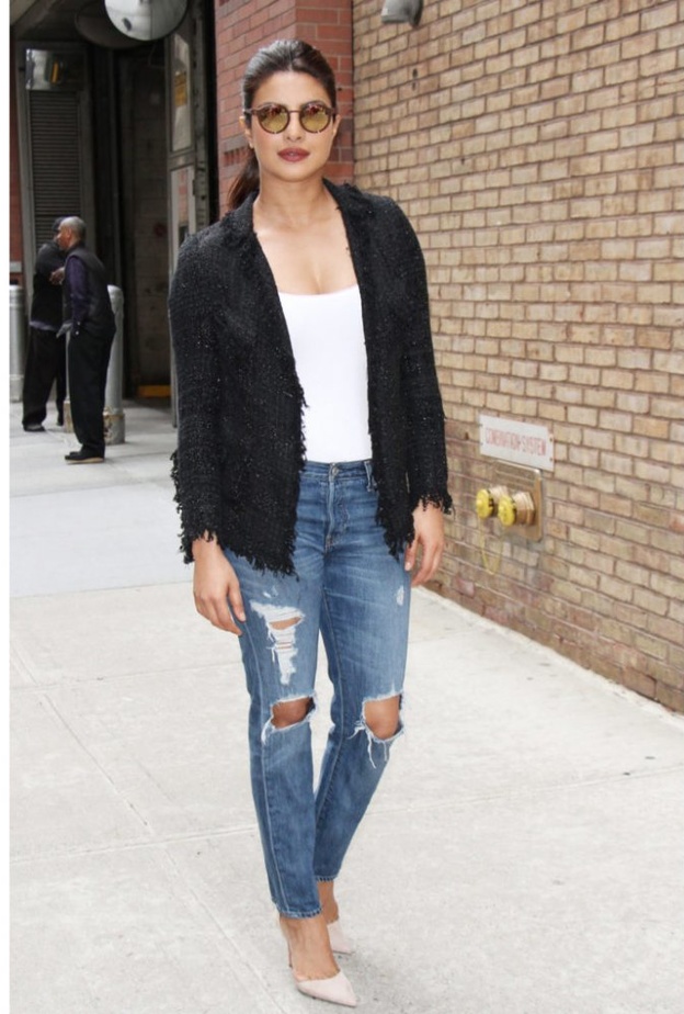 بنطلون جينز أزرق نسقته بريانكا شوبرا في جاكيت بليرز وصندل كعب عالي