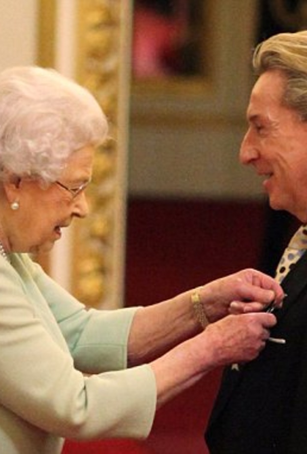 ملكة بريطانيا تكرم مصفف شعرها في قصر باكنجهام