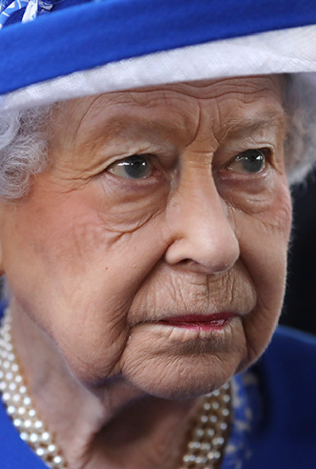 ملكة بريطانيا زارت ضحايا برج لندن المحترق