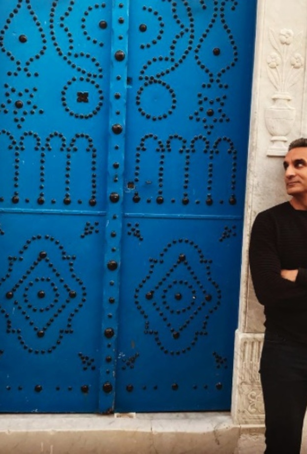 رغم بساطة خياراته دائماً ما يبرز بأسلوب كاجوال أنيق