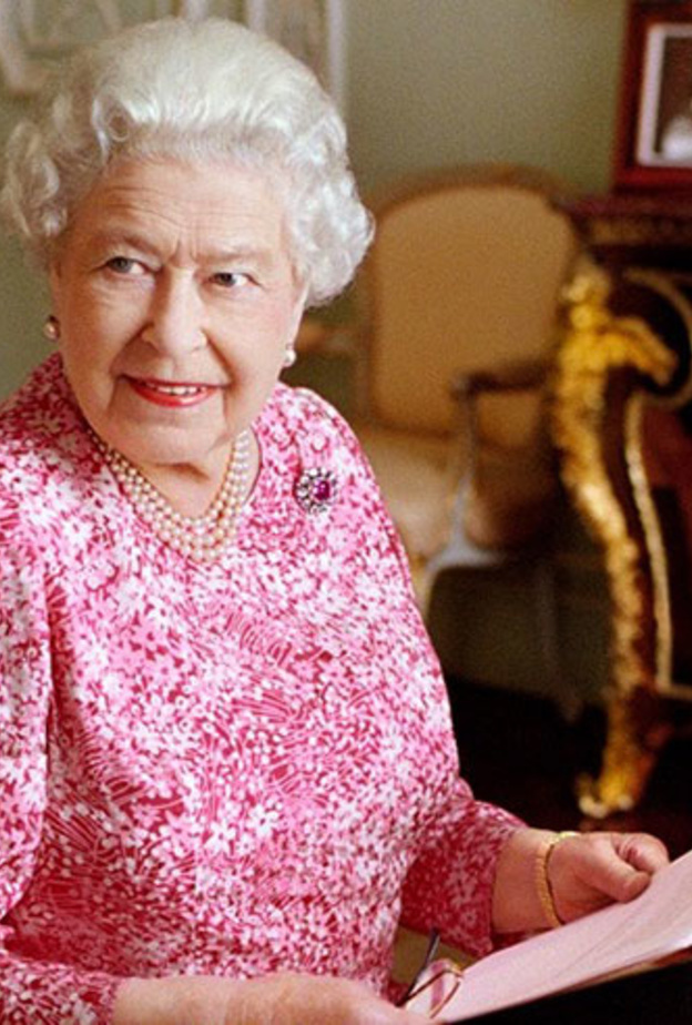 جميع بطاقات التهنئة موقعة بيد ملكة بريطانيا