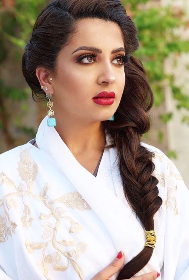 تسريحة مسائية أنيقة من المودل روز 