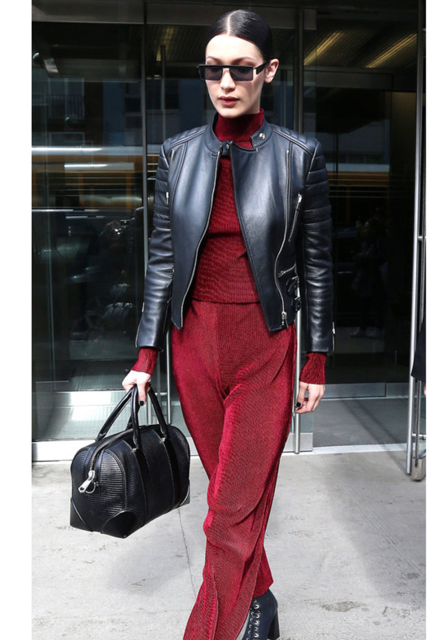 ملابس بنات بيلا حديد Bella Hadid مع اللون الأحمر المخملي والأقمشة المتطايرة