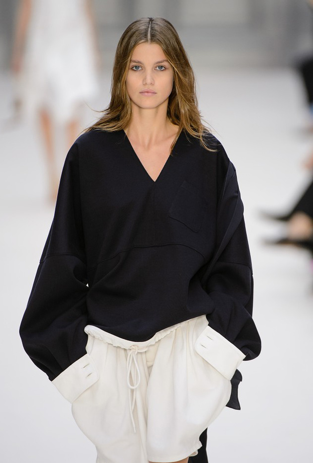 ملابس بنات مع السترات الشبابية من Balenciaga