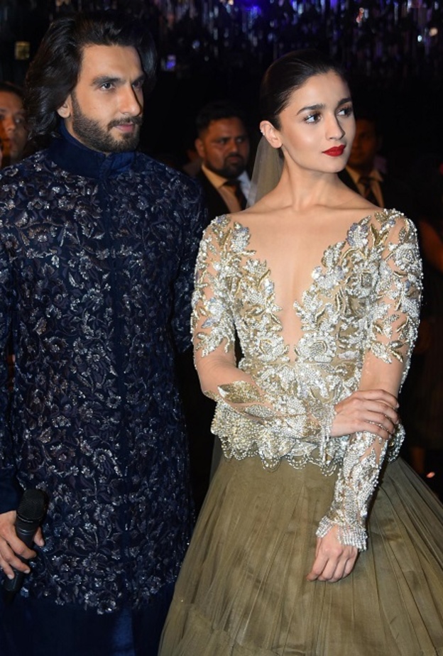 جلسات عمل قبل عرض مجموعة أزياء مانيش مالهوترا