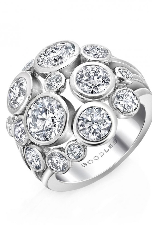 خاتم فابريجيه من البلاتين والماس والزمرد