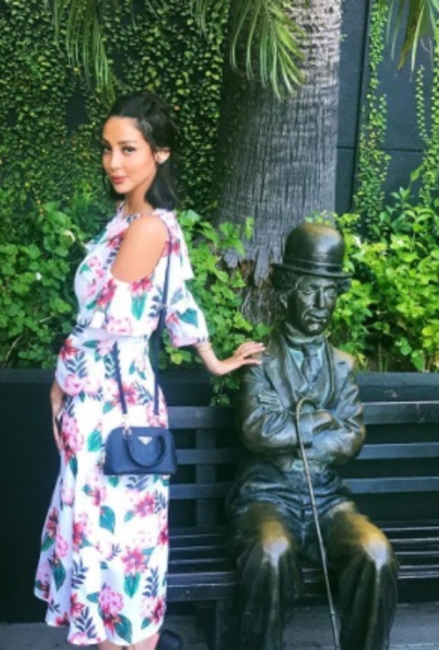 بسمة بوسيل تختار موضة الجينز الممزق مع الجاكيت الوردية الواسعة