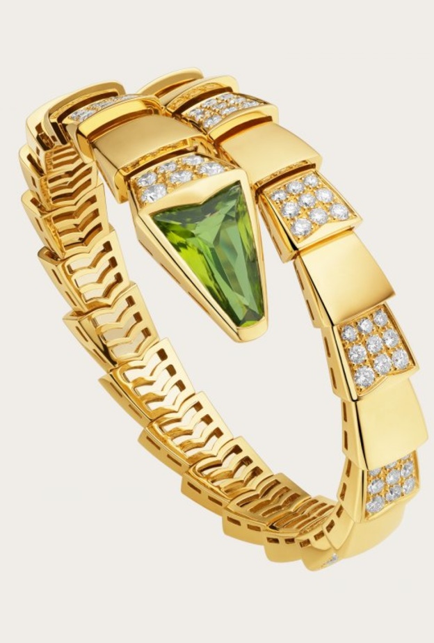 أسوارة فان كليف آند أربلز من الذهب والماس وحجر المالاكيت الأخضر.