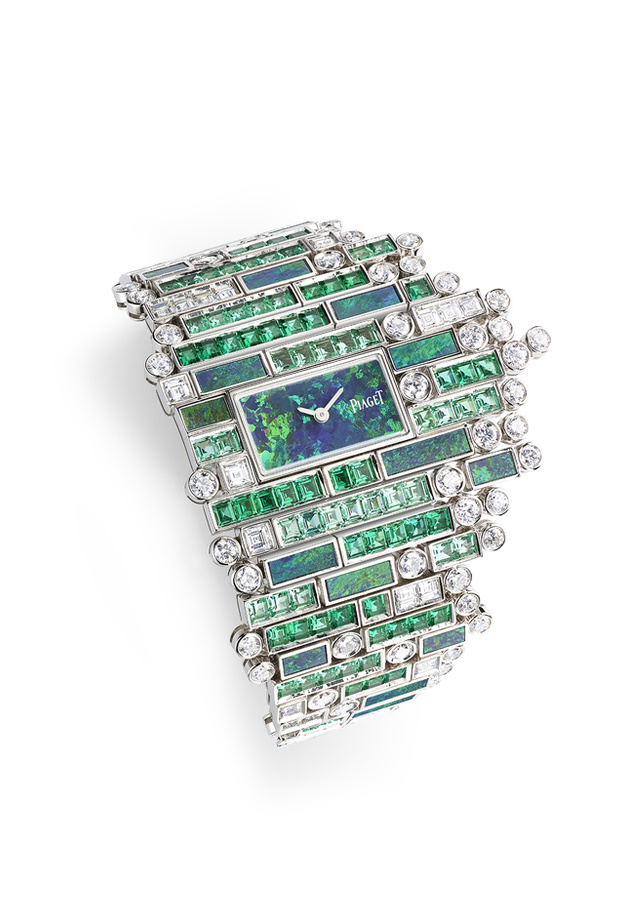 ساعة شوميه متوجة بأحجار الزمرد الخضراء والياقوت الأزرق والأصفر والماس