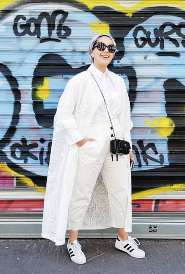 ناديا حسن بفستان أبيض كاجوال وأنيق