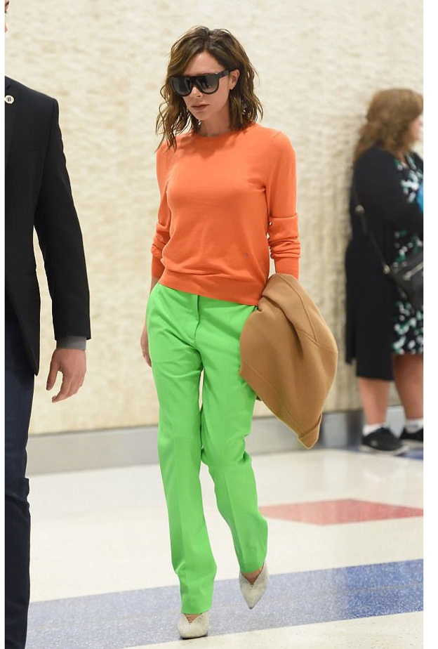 فيكتوريا بيكهام VICTORIA BECKHAM تتألق بموضة البدلات المربعة باللون الازرق