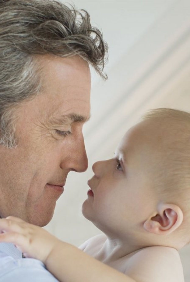 هل توجد مخاطر صحية بسبب ارتفاع سن إنجاب الرجال للمرة الأولى