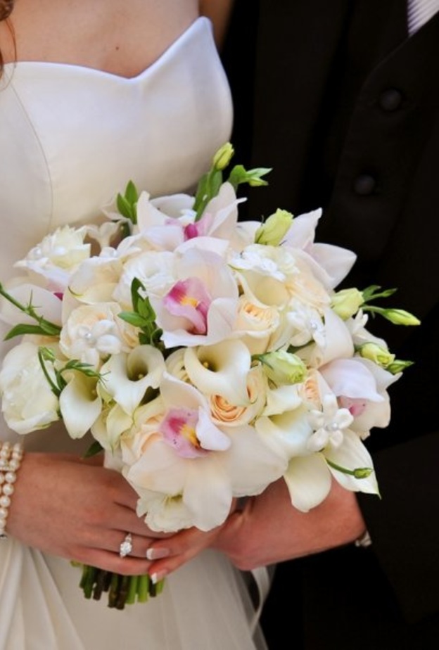 تناسق بين وردة العريس وبوكيه العروس