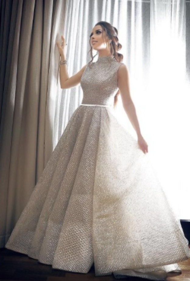 بلقيس تألقت بفستان سهرة فضي من توقيع المصمم يوسف الجسمي