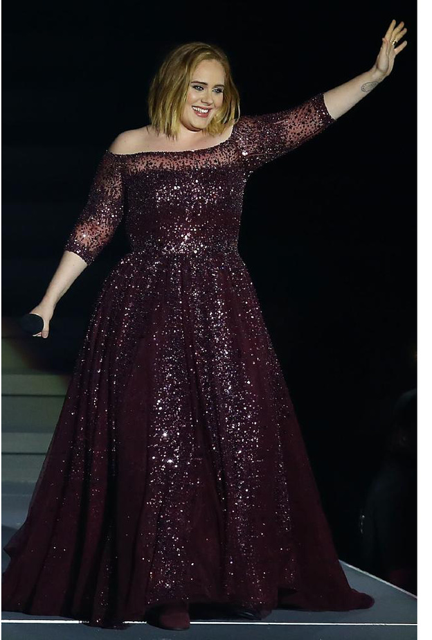 اديل Adele تمايلت بفستان أسود براق من دار Jenny Packham