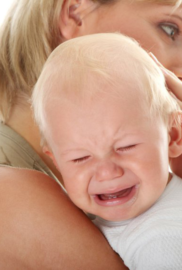 دراسة تؤكد سبب توقف الرضيع عن البكاء بعد أن تحمله أمه