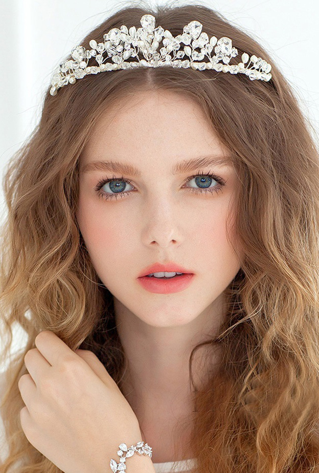 تاج ذهبي للعروس.