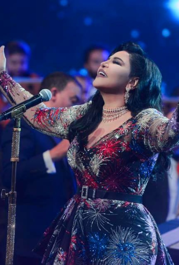 أحلام تتألق بفستان سهرة مع طبعات النجوم