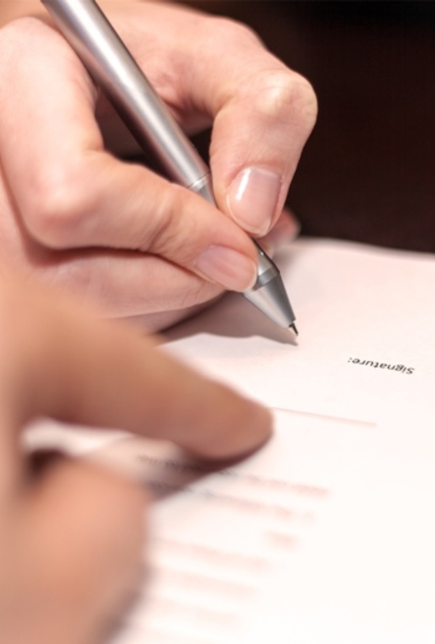 منشآت تتجاهل حق المرأة في توقيع العمليات