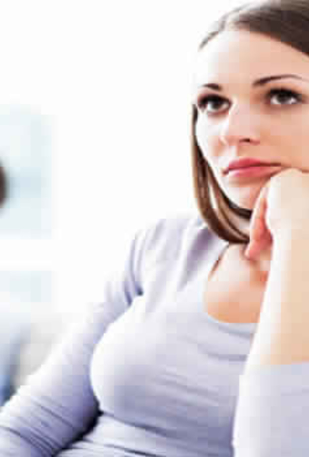 كيف تتحكمين بغيرتك على زوجك امام الآخرين 