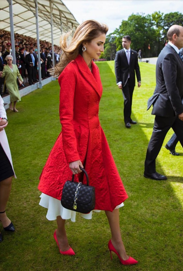 الملكة رانيا ترتدي المعطف الاحمر خلال تخريج سمو الأمير الحسين بن عبدالله الثاني